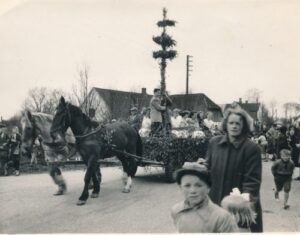 Majstangen ankommer til Erritsø 1955