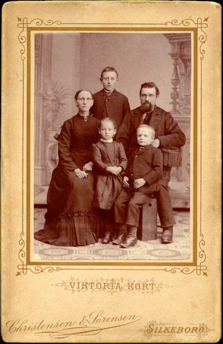 Knud Jensens familie 1891 med Johanne, Margrethe, Hans Marius og Laurs